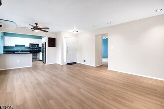 121 Country Club Dr in Union, NJ - Foto de edificio - Building Photo