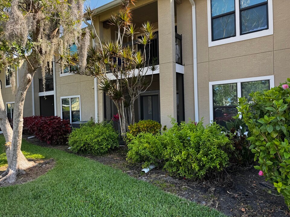 4045 Crockers Lake Blvd, Unit 2215 in Sarasota, FL - Building Photo