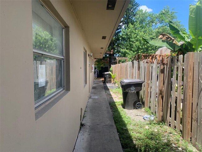 4059 NW 31st Ave in Lauderdale Lakes, FL - Building Photo - Building Photo
