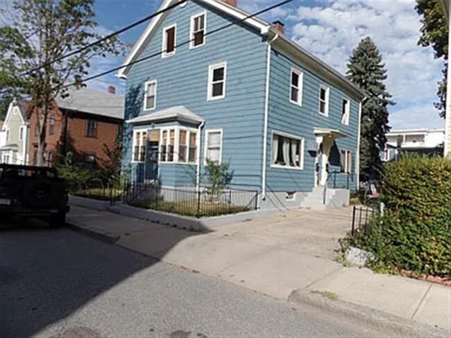 17 Montgomery St, Unit 2 in Cambridge, MA - Foto de edificio - Building Photo