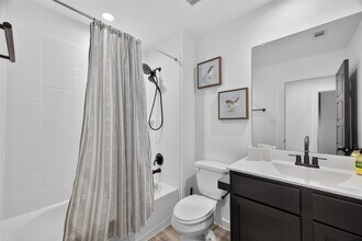 3233 Creston Gate Dr in Houston, TX - Building Photo - Building Photo