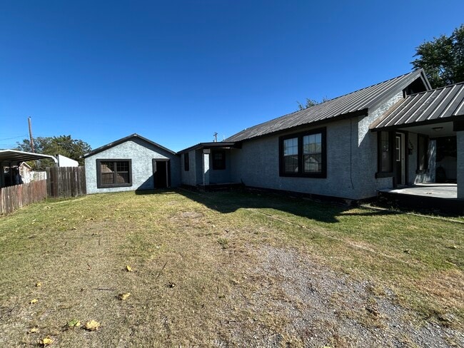 1121 S Wells St in Pampa, TX - Foto de edificio - Building Photo