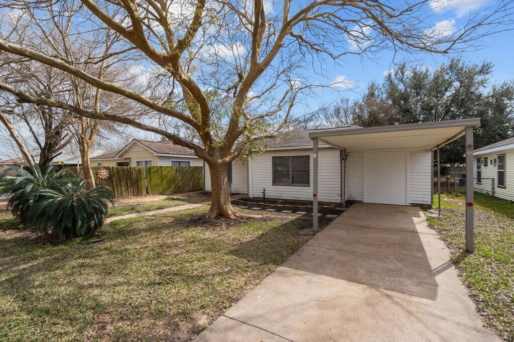 2817 4th Ave N in Texas City, TX - Building Photo