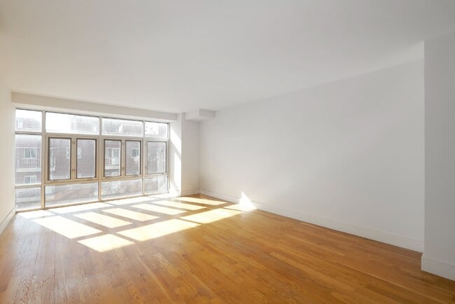 LUXURY Giant 2 BED LOFT in Queens! in Queens, NY - Building Photo - Building Photo