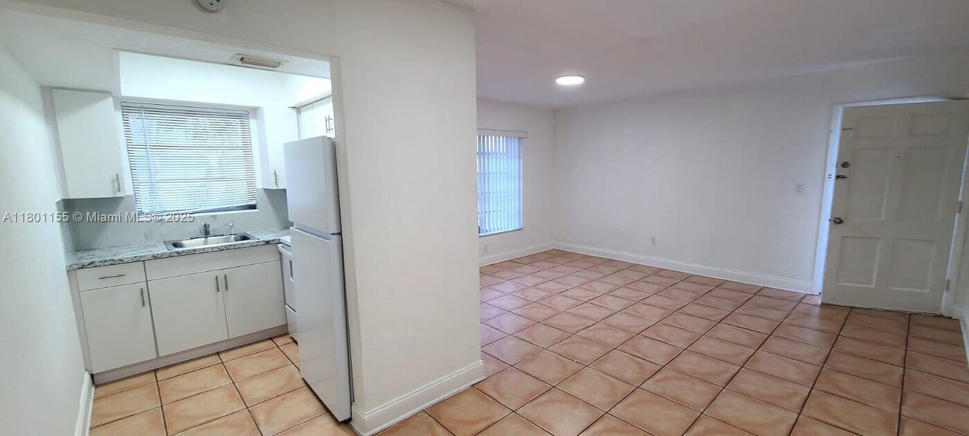 7851 Dunham Blvd in Miami, FL - Building Photo