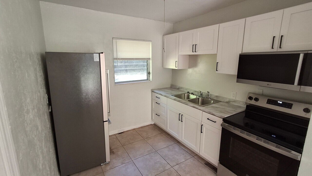 2902 Dunbar St in Fort Pierce, FL - Building Photo