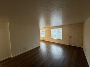 1019 Boedies Dr in Silverton, OR - Building Photo - Building Photo