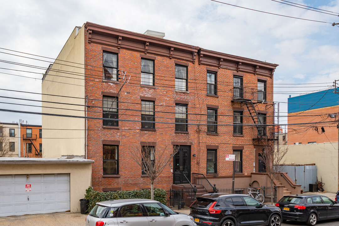 109 Wolcott St in Brooklyn, NY - Building Photo