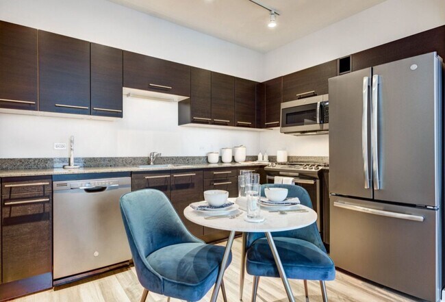 801 W Blackhawk St in Chicago, IL - Foto de edificio - Building Photo