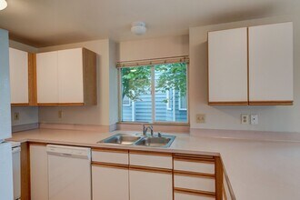 651 NE Ellis Way in Oak Harbor, WA - Building Photo - Building Photo