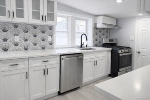 70 S Cottage St in Valley Stream, NY - Building Photo