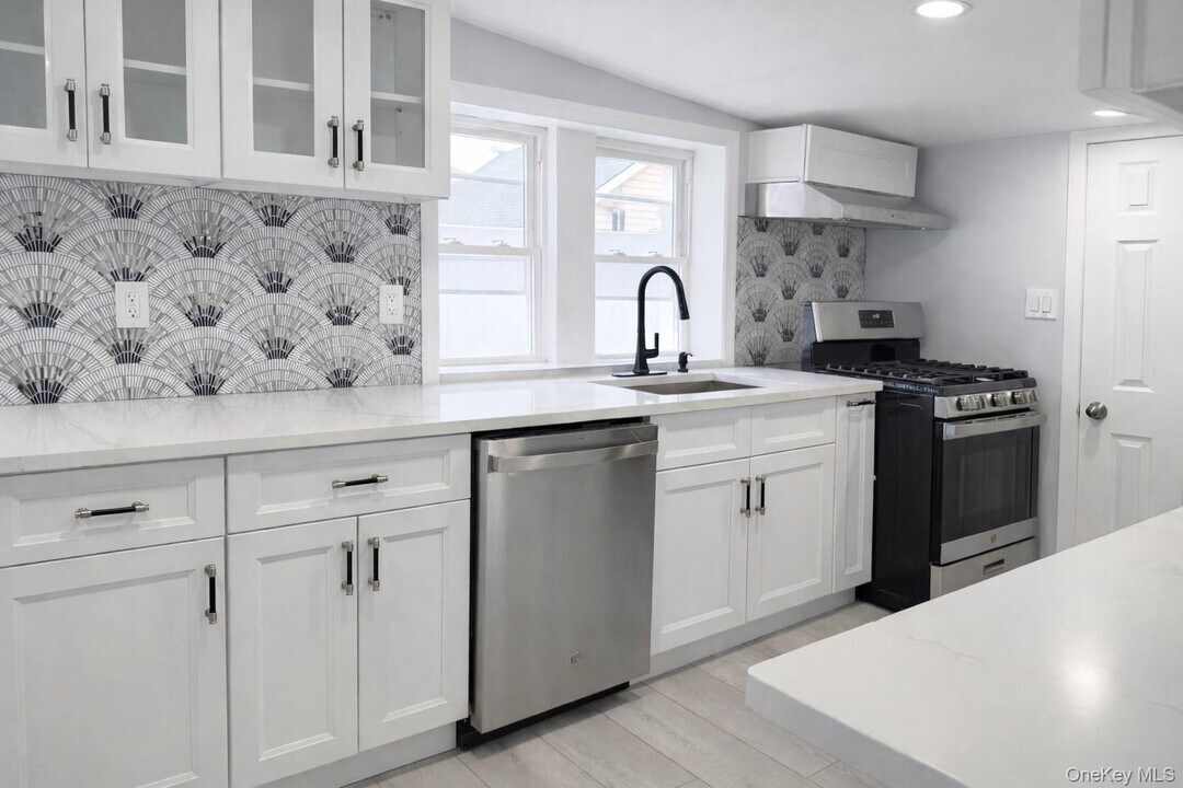 70 S Cottage St in Valley Stream, NY - Building Photo