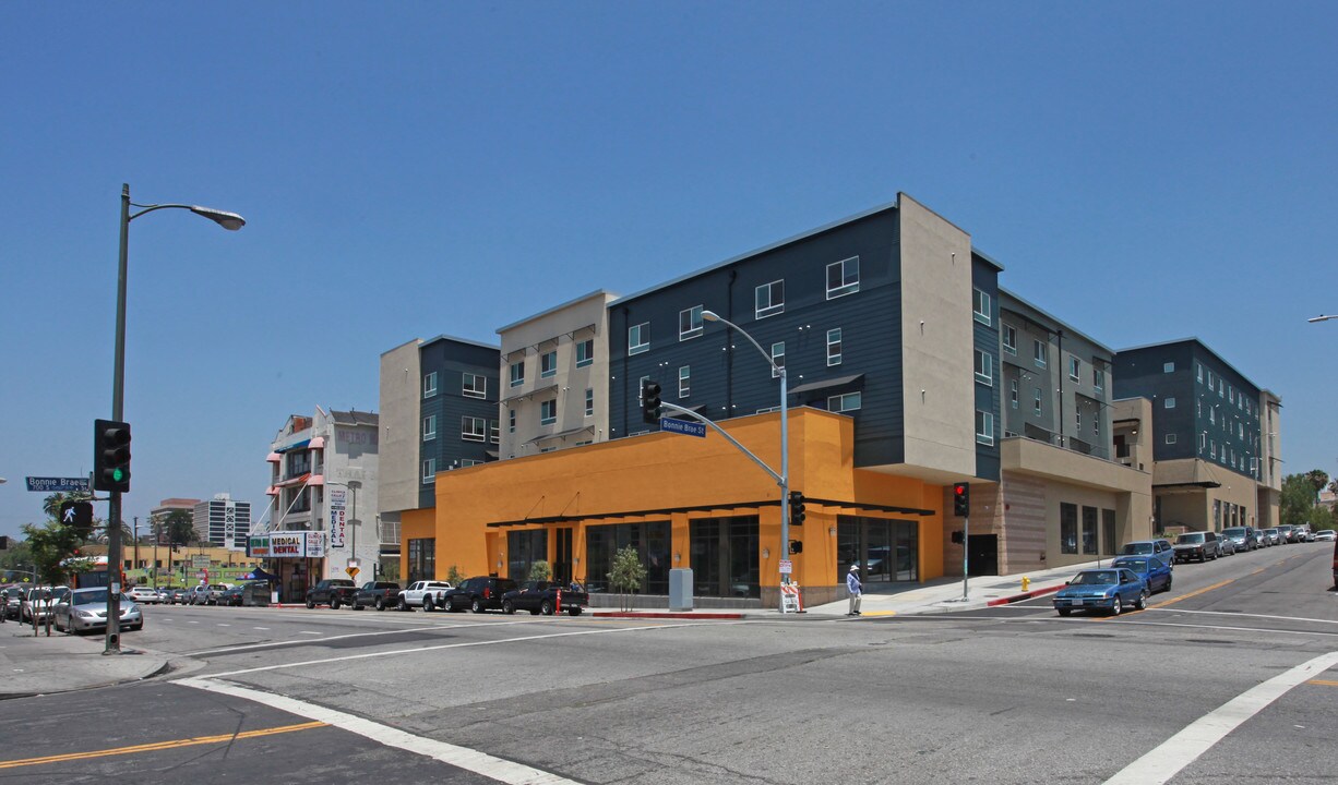 MacArthur Park Metro Apartments in Los Angeles, CA - Building Photo