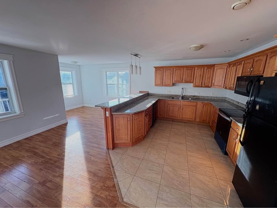 693 St Margarets Bay Rd in Halifax, NS - Building Photo