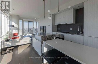 1 Bloor St E in Toronto, ON - Building Photo - Building Photo