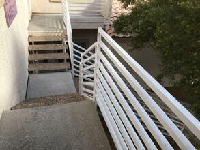 1900 N Torrey Pines Dr in Las Vegas, NV - Building Photo - Building Photo