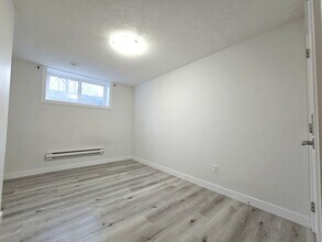 8020 Kiriak Link SW in Edmonton, AB - Building Photo - Building Photo