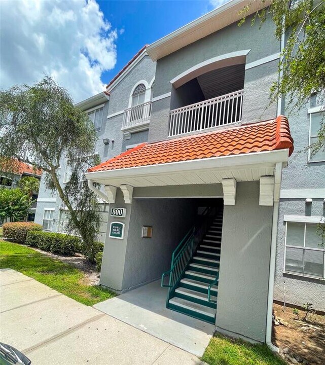 18001 Richmond Pl Dr in Tampa, FL - Building Photo