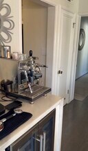 1328 Londonderry View Dr in Los Angeles, CA - Foto de edificio - Building Photo