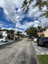 8725 SW 158th Pl in Miami, FL - Foto de edificio - Building Photo