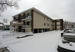 Hillcrest Manor in Edmonton, AB - Building Photo