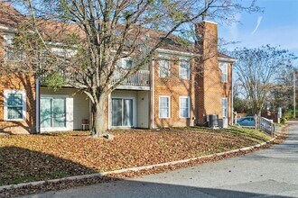 213 Quarter Trail, Unit F in Newport News, VA - Foto de edificio - Building Photo