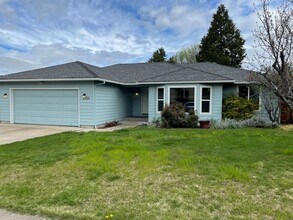 2253 Ridge Way in Medford, OR - Building Photo - Building Photo