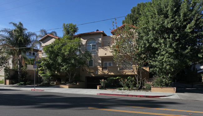 Hacienda De La Fuente in Encino, CA - Building Photo - Building Photo