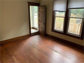 401 1/2 W Vine St in Champaign, IL - Building Photo - Building Photo