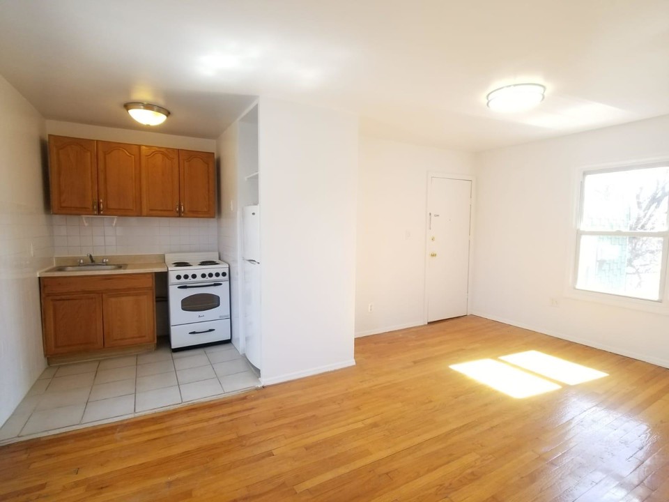 984 Metropolitan Ave-Unit -3-B in Brooklyn, NY - Building Photo