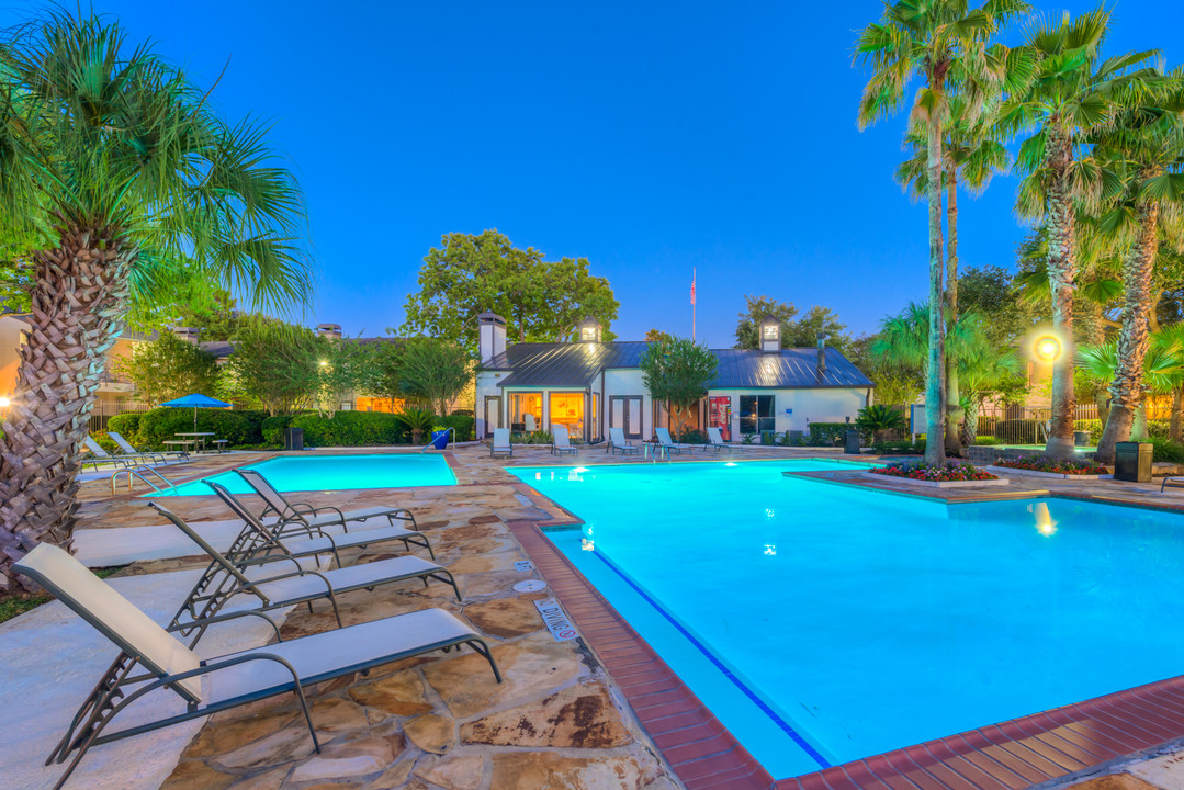 Falls at Clear Lake Apartments in Webster, TX - Foto de edificio