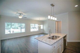 327 Cashes Ct in Lilburn, GA - Foto de edificio - Building Photo