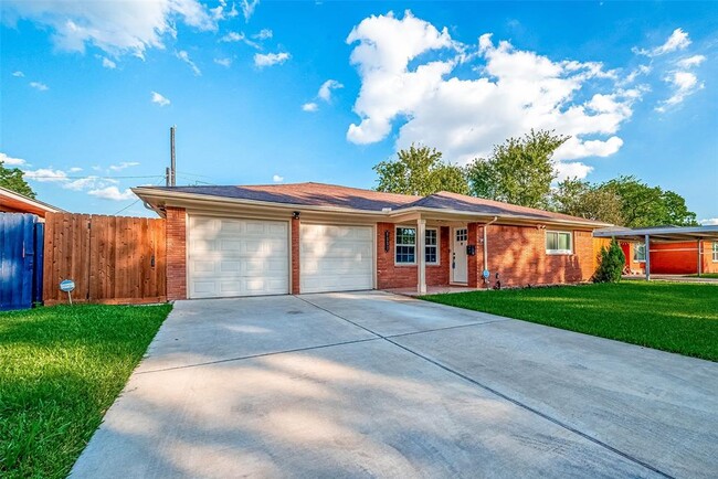 1111 Alpha Dr in Pasadena, TX - Building Photo - Building Photo