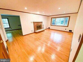 20 White Pine Rd in Monroe Township, NJ - Foto de edificio - Building Photo