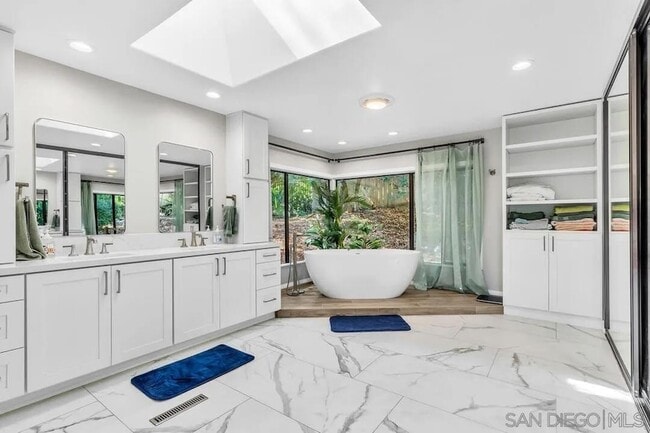 4588 Conrad Dr in La Mesa, CA - Foto de edificio - Building Photo