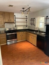 107 E Holland St in San Marcos, TX - Foto de edificio - Building Photo