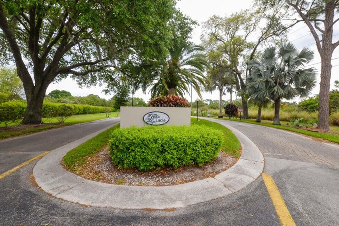 7 Lake Vista Trail in Port St. Lucie, FL - Building Photo