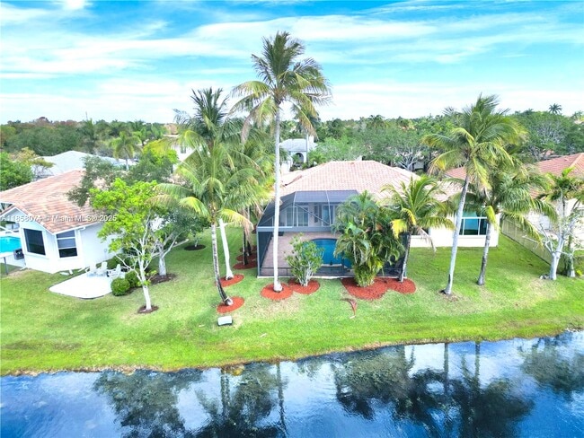 2715 Edgewater Ct in Weston, FL - Foto de edificio - Building Photo