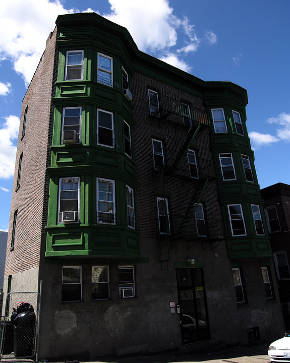 70 Maple St in Yonkers, NY - Building Photo