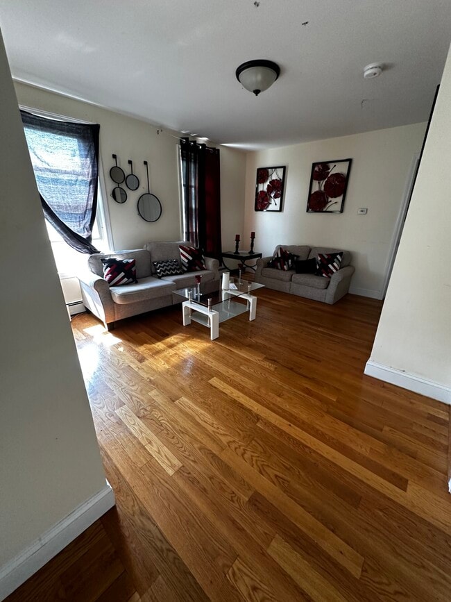 30 Wordsworth St, Unit 2 in Boston, MA - Foto de edificio - Building Photo