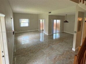 549 Racquet Club Rd in Weston, FL - Building Photo - Building Photo