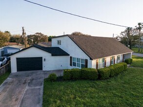 1402 Bayou Shore Dr in Galveston, TX - Building Photo - Building Photo