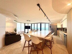 15645 Collins Ave in North Miami Beach, FL - Foto de edificio - Building Photo