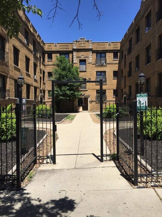 732 W Roscoe St in Chicago, IL - Building Photo