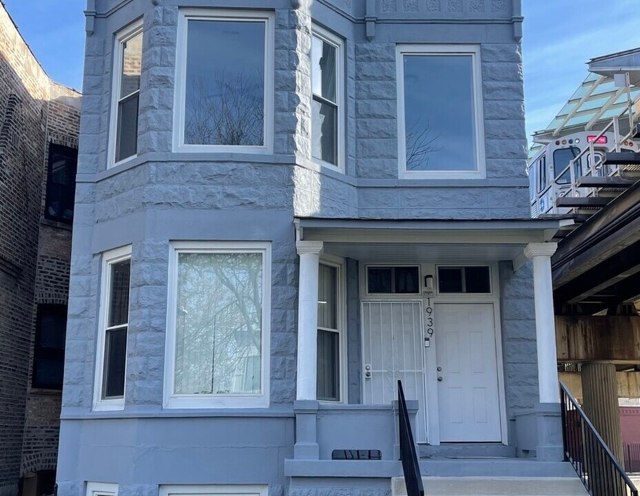 1939 S Sawyer Ave in Chicago, IL - Building Photo