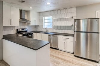 8523 Brookfield Dr in Austin, TX - Building Photo - Building Photo