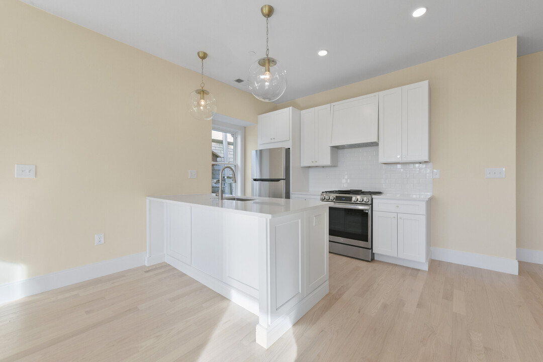 160 Webster St, Unit 2 in Boston, MA - Building Photo