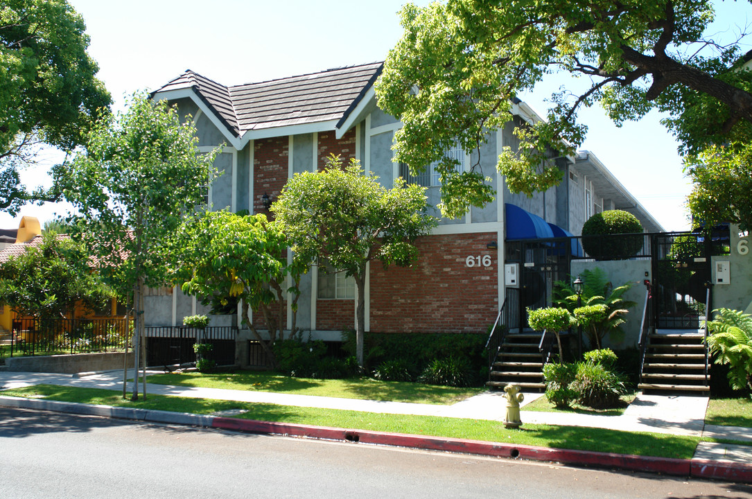 616 W Wilson Ave in Glendale, CA - Foto de edificio