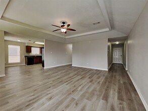 24107 Lone Elm Dr in Spring, TX - Foto de edificio - Building Photo