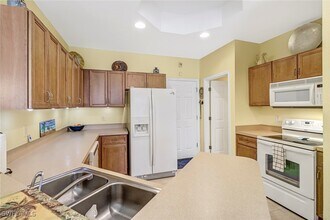 9810 Healthpark Cir in Ft. Myers, FL - Foto de edificio - Building Photo